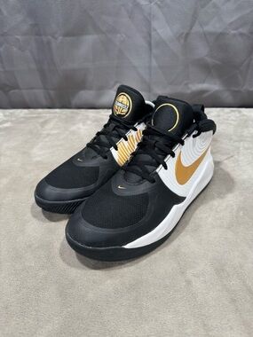 Nike Team Hustle Basketball Sneakers Size 7Y